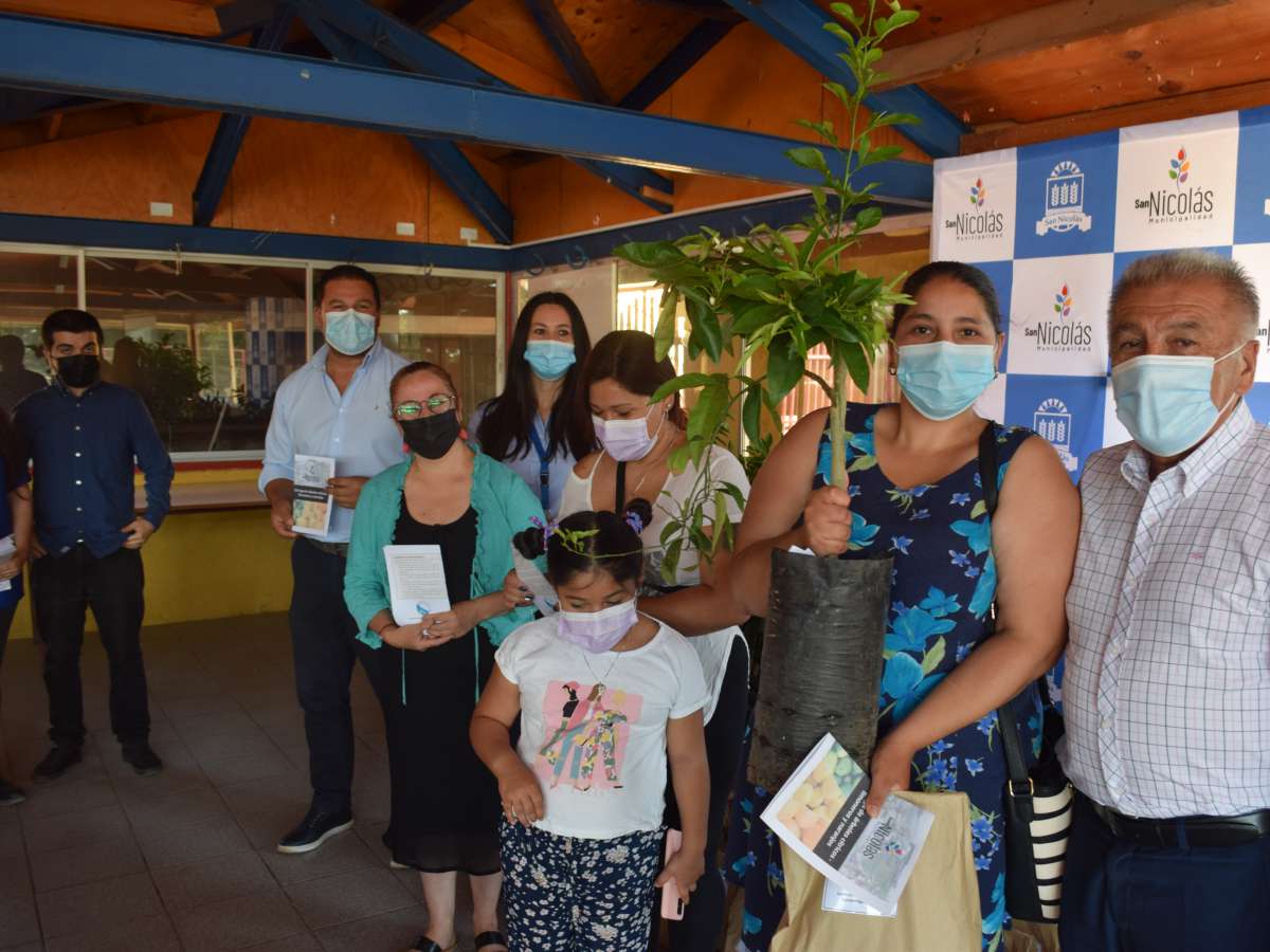 Entregan un centenar de árboles de limoneros y naranjos a vecinos de San Nicolás