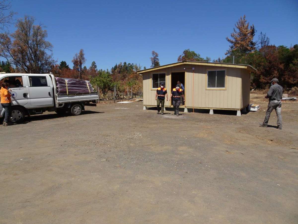 MUNICIPALIDAD Y ONEMI ENTREGARON VIVIENDAS DE EMERGENCIA A VECINOS AFECTADOS POR EL INCENDIO DE QUILLÓN 
