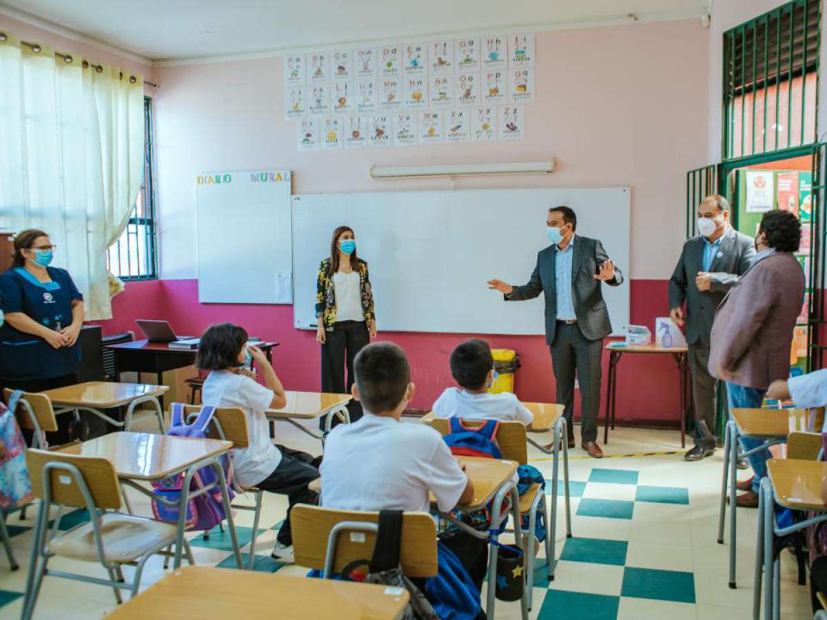 Gobernador Crisóstomo destacó a San Carlos como ejemplo de participación ciudadana en el retorno presencial a clases