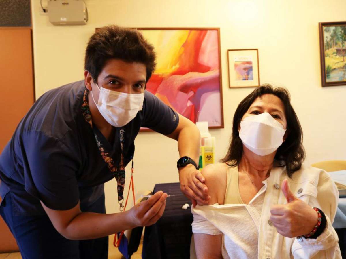 Hospital de Chillán inicia vacunación contra la influenza de 3 mil trabajadoras y trabajadores 