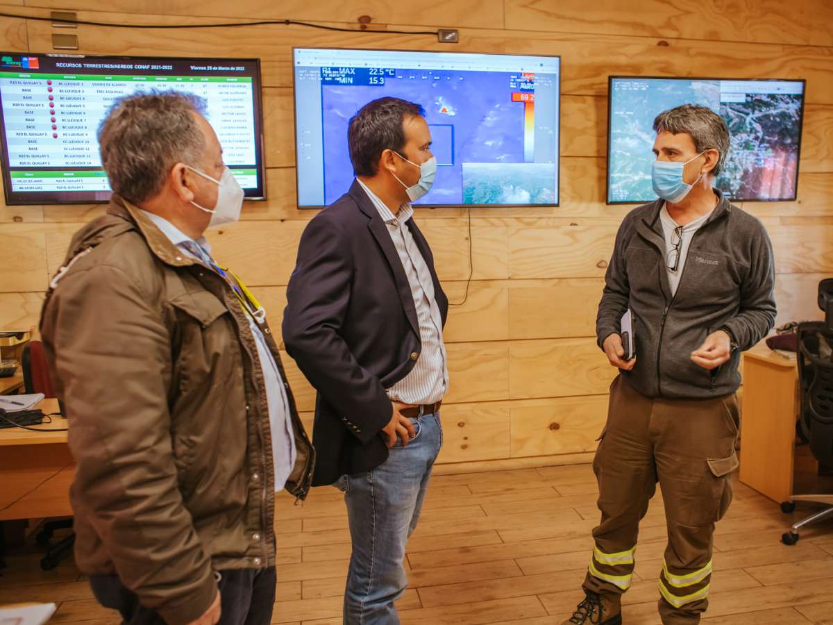 GOBERNADOR CRISÓSTOMO EVALÚA INSTALAR BASE DE BRIGADA FORESTAL EN NINHUE