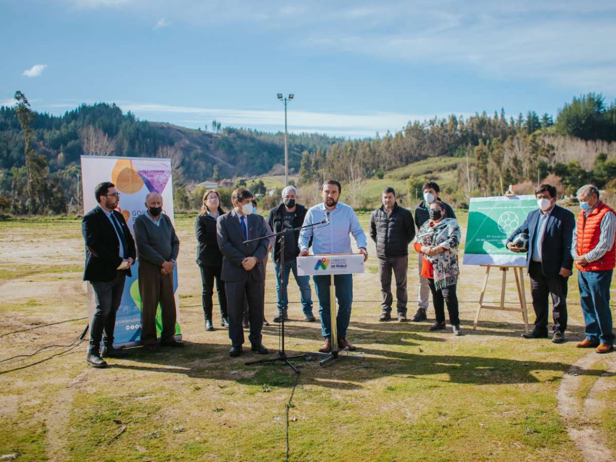GOBERNADOR CRISÓSTOMO LANZA EN COELEMU EL PLAN 21 CANCHAS PARA ÑUBLE