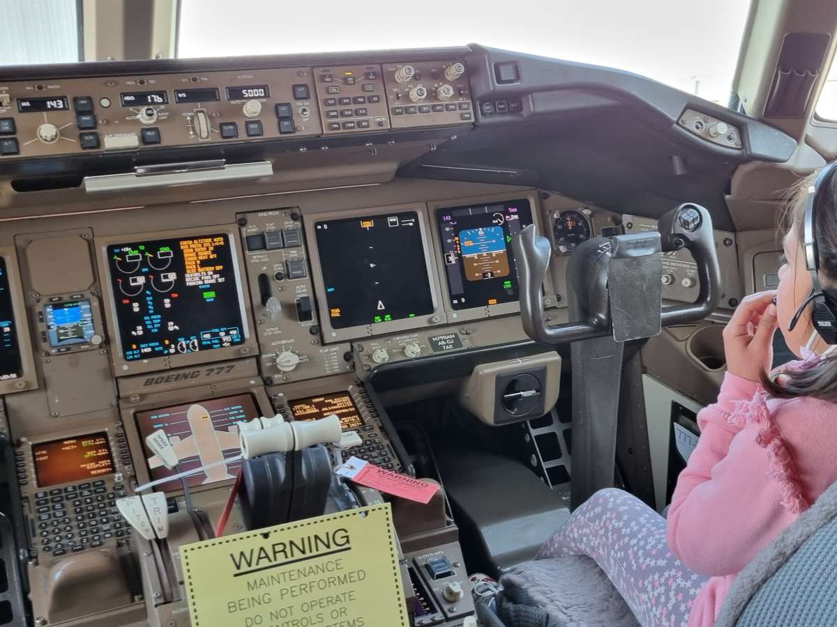 AMERICAN AIRLINES INVITA A NIÑAS DE MARÍA AYUDA  A CONOCER UN AVIÓN BOEING 777-200.