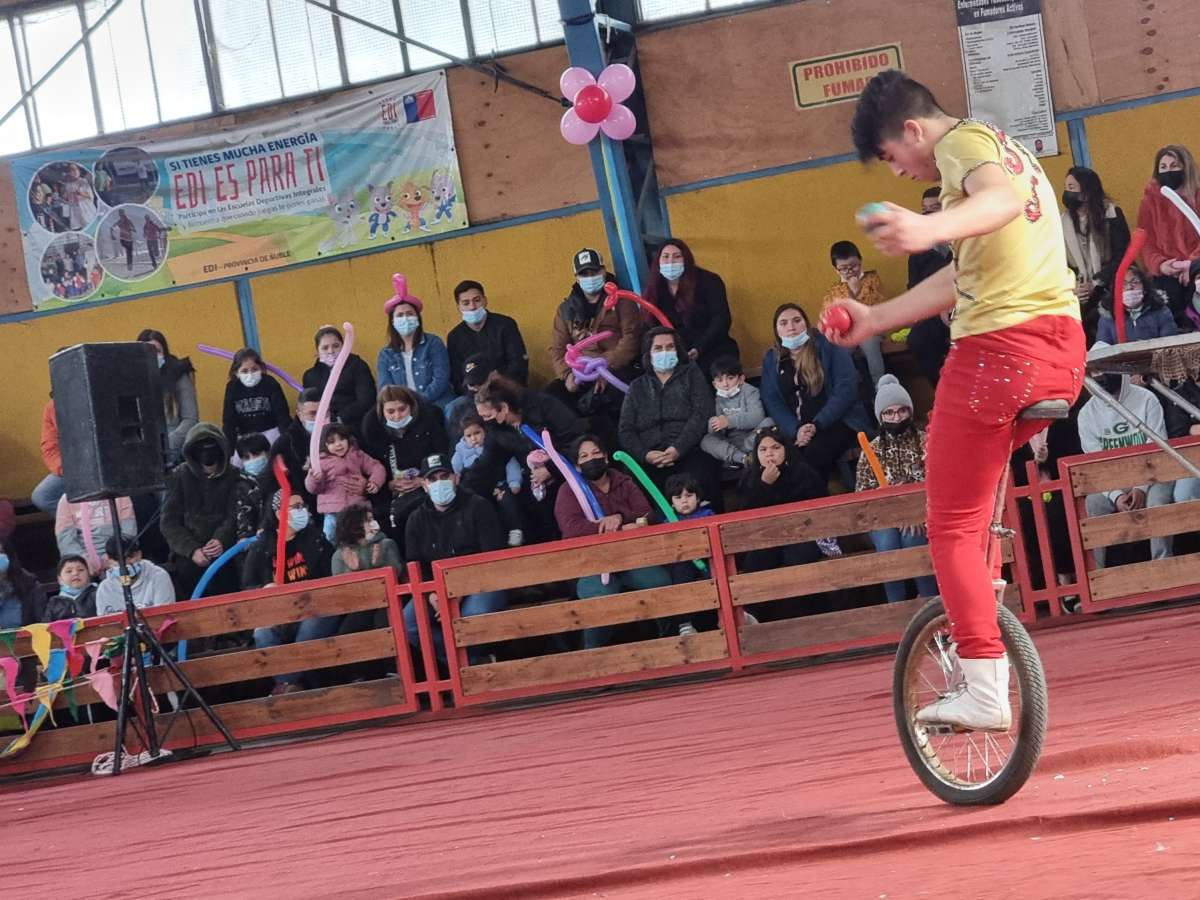 Más de 1.500 niños celebraron su día con doble función circense