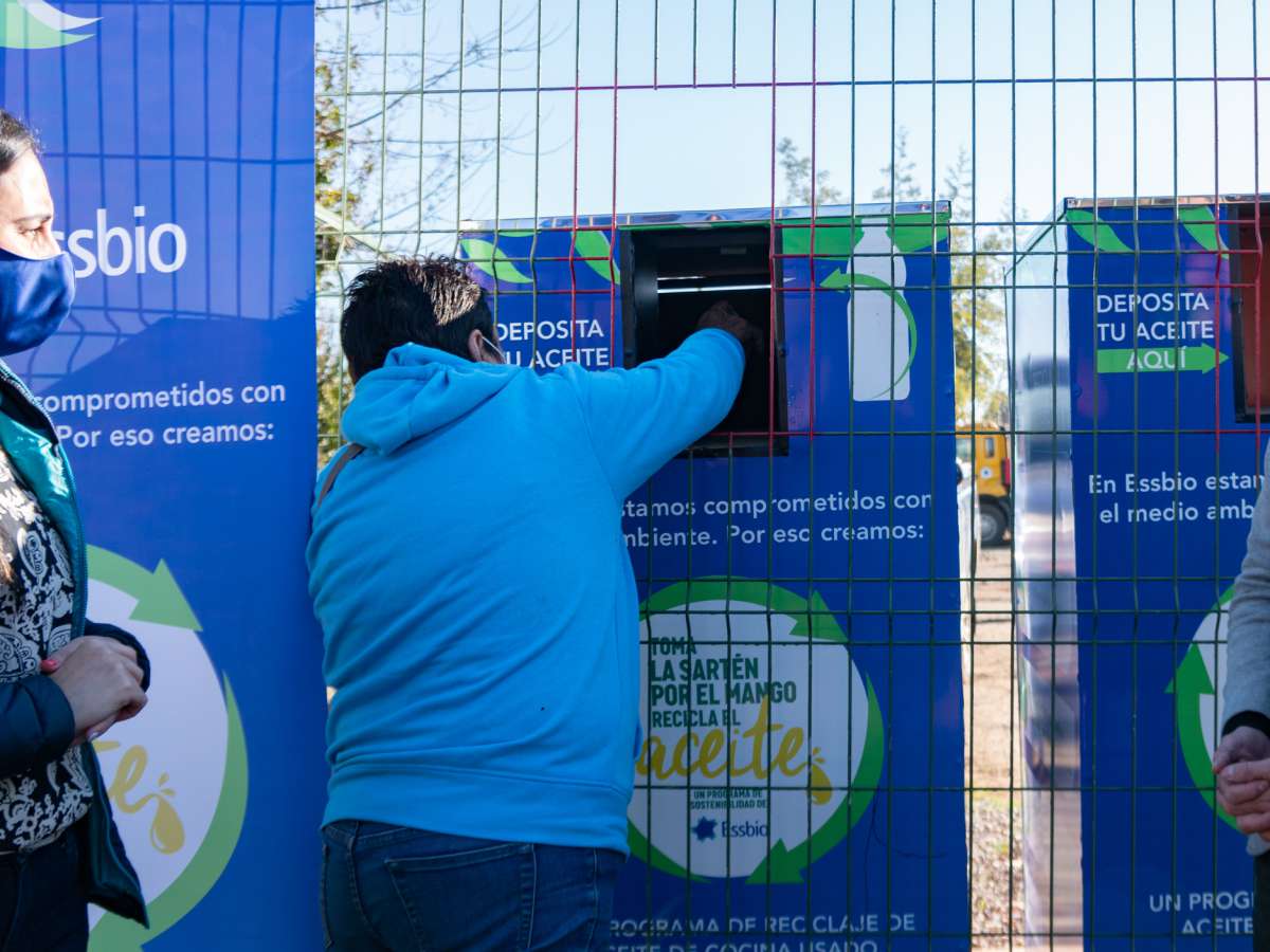 “Toma la Sartén por el Mango”: Seremi del Medio Ambiente inaugura dos puntos de reciclaje de aceite en El Carmen