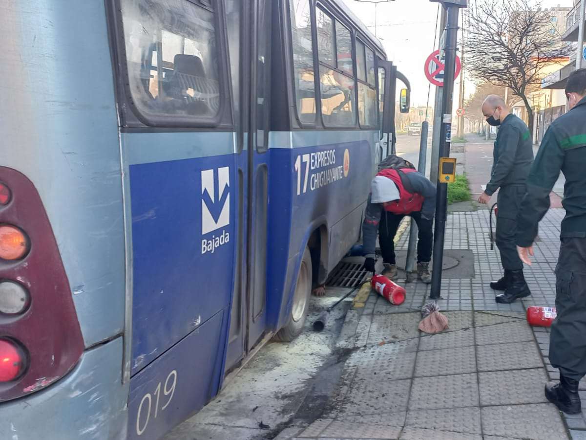 GENDARMES EVITARON QUE MICROBÚS SE INCENDIARA 