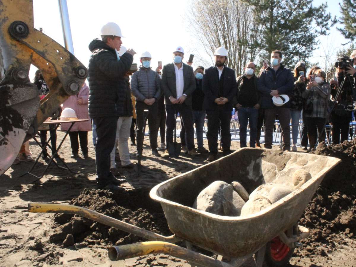 AUTORIDADES COLOCARON LA PRIMERA PIEDRA DE LA FUTURA VILLA LAGO AVENDAÑO DE QUILLÓN