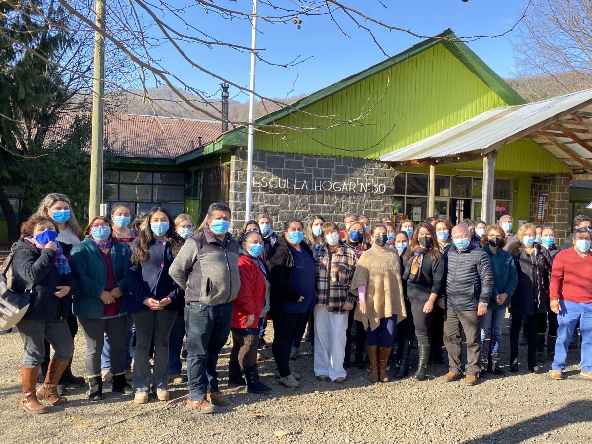 SERVICIO LOCAL DE EDUCACIÓN PÚBLICA CONCRETA SEMANA EN TERRENO JUNTO A ASISTENTES DE LA EDUCACIÓN