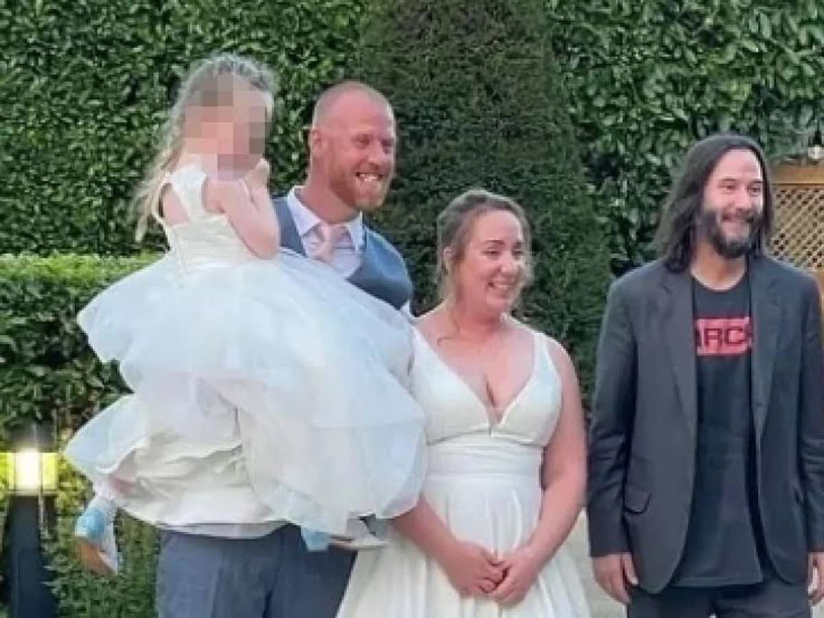 Keanu Reeves asiste de manera inesperada al matrimonio de un fans luego de ser invitado en un bar.
