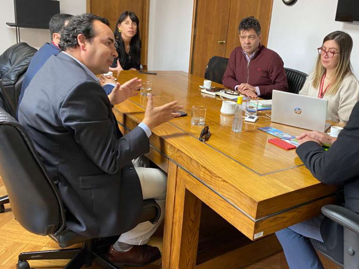 Municipio de Chillán Viejo y dirección de Arquitectura del MOP avanzan en convenio para recuperar el mural de piedra