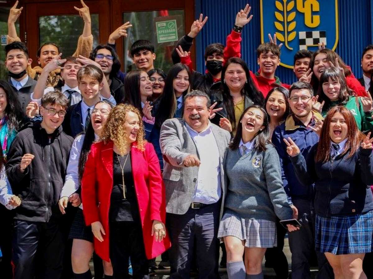 ALUMNOS CHILLANEJOS INSTALAN PARLAMENTO ESTUDIANTIL 