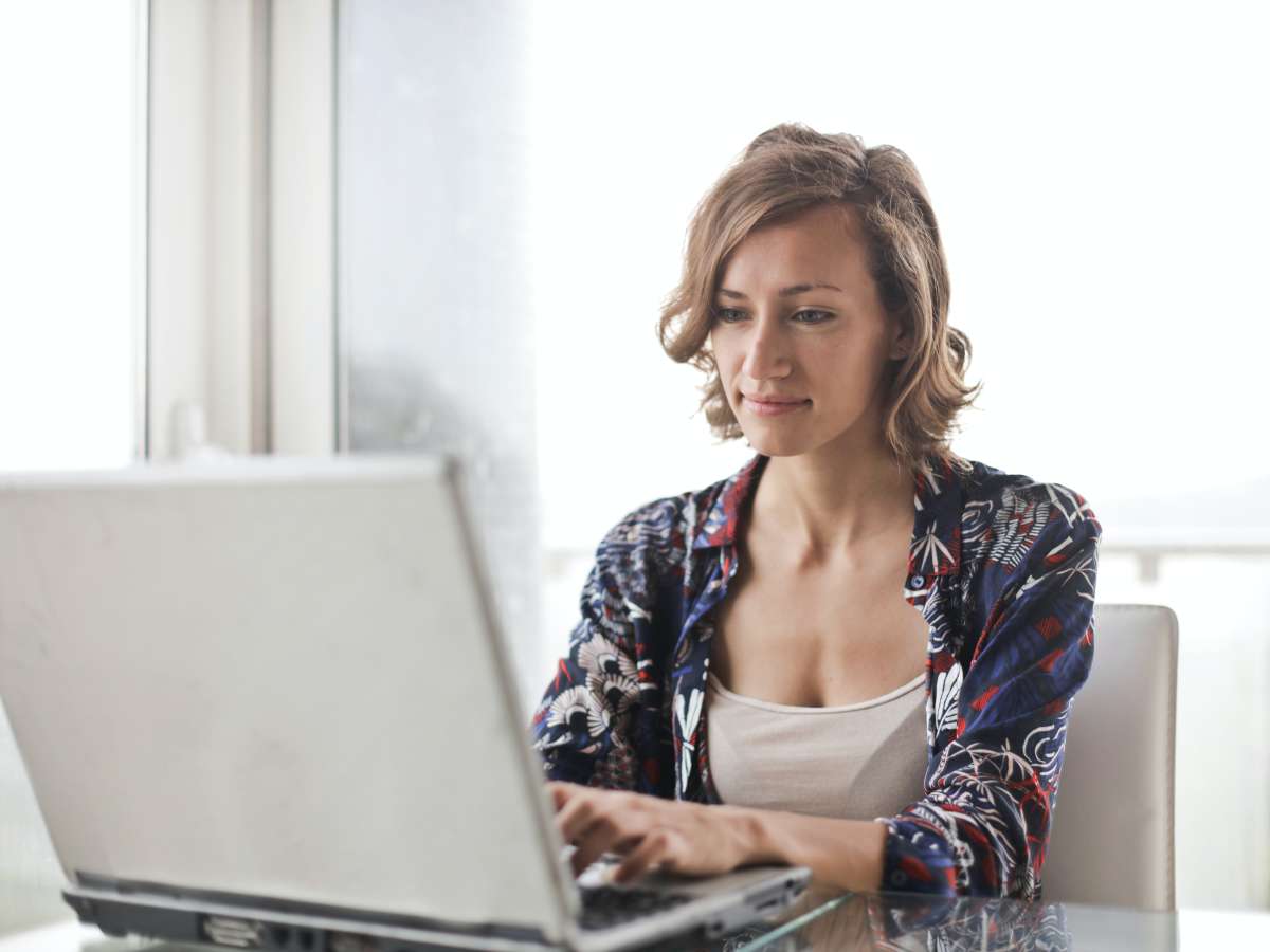 El 65% de las personas que estudian y trabajan no ejerce su futura carrera