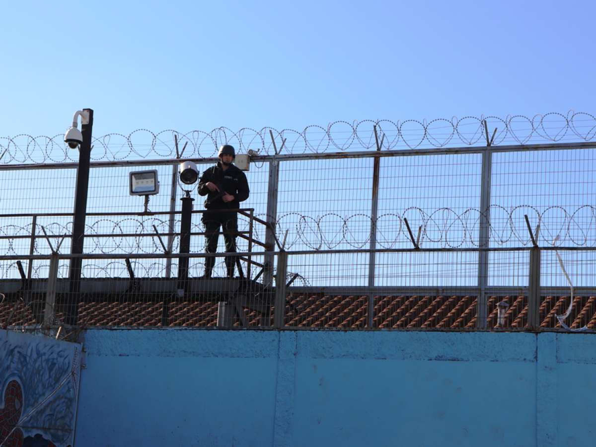 GENDARMES RETIENEN EN FLAGRANCIA A PERSONA QUE INTENTÓ INGRESAR DROGA AL PENAL DE CHILLÁN  