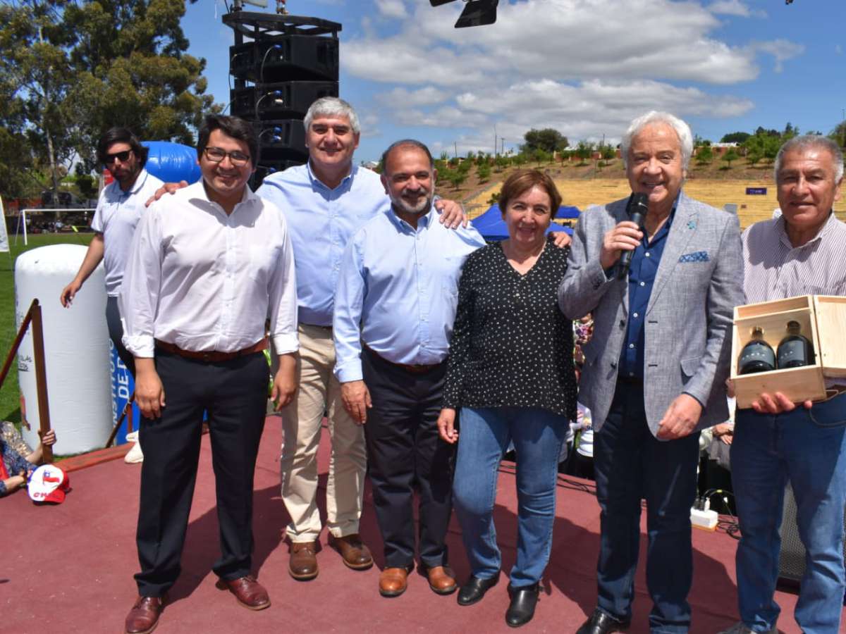 José Alfredo Fuentes animó fiesta deportiva y musical para mil adultos mayores de Ñuble
