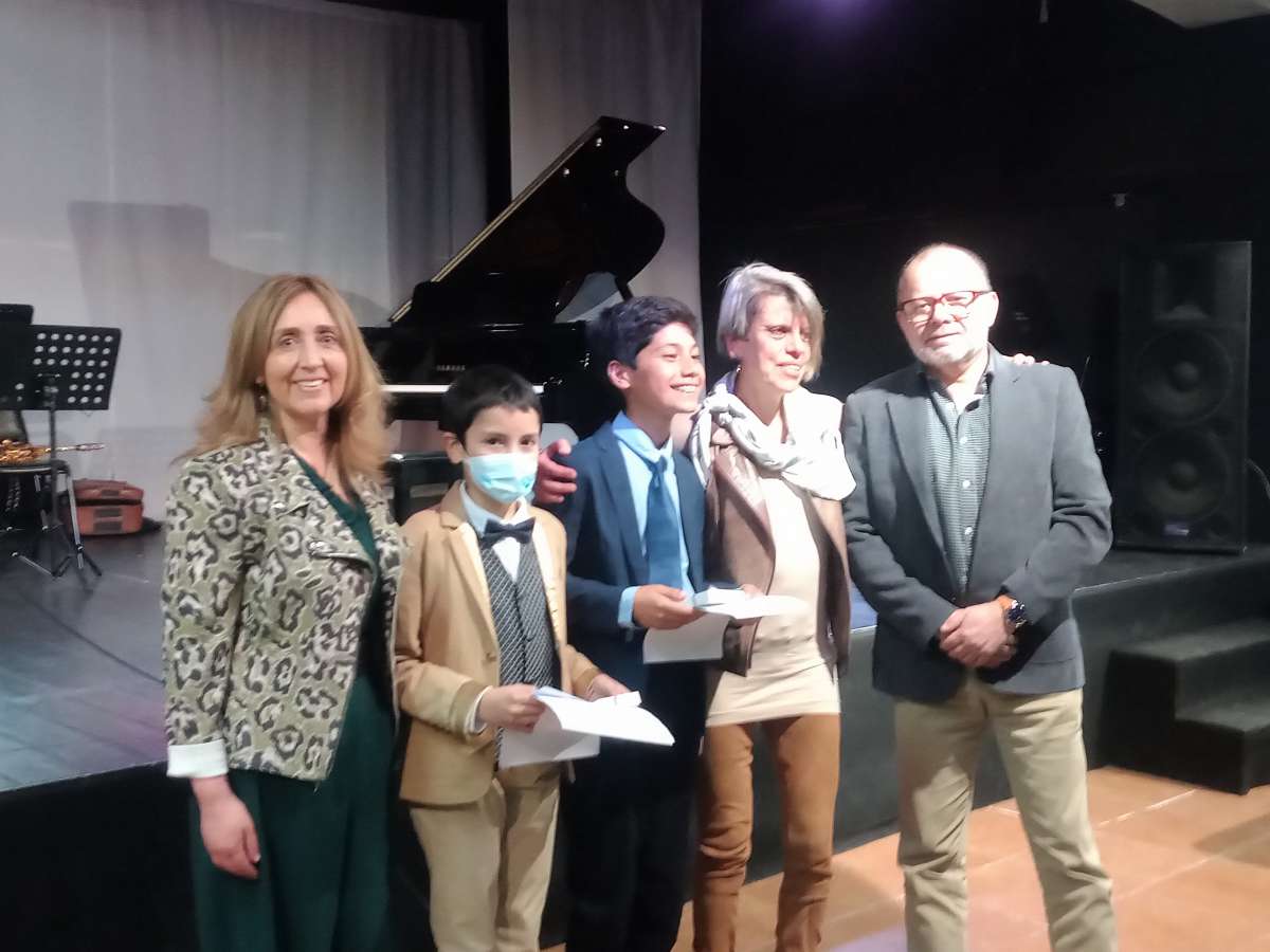 Éxito total en financiamiento solidario a dos pianistas de la Escuela Artística