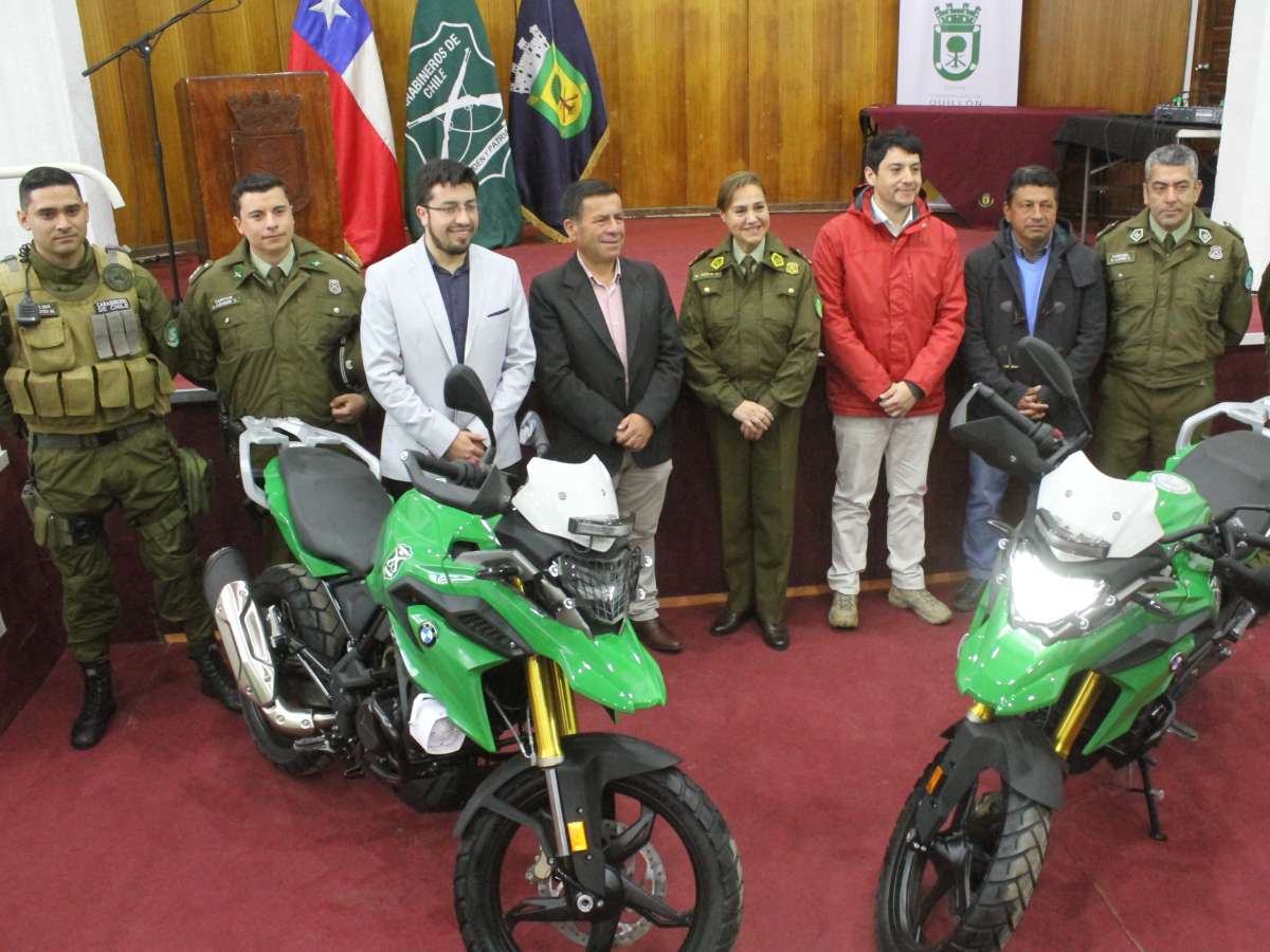 MUNICIPALIDAD DE QUILLÓN ENTREGÓ DOS MOTOS TODOTERRENO EN COMODATO A CARABINEROS DE LA COMUNA 