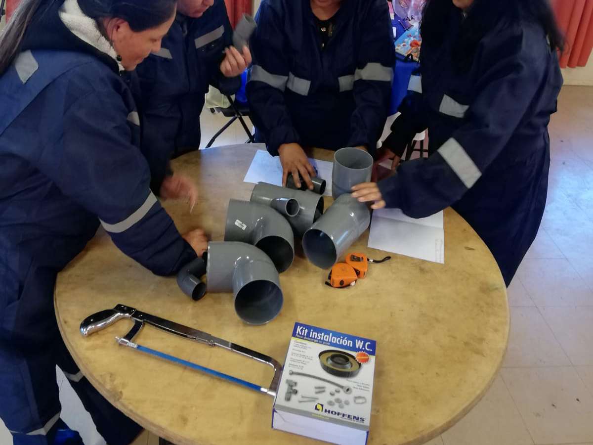 Jefas de Hogar de San Carlos se capacitan en gasfitería sanitaria