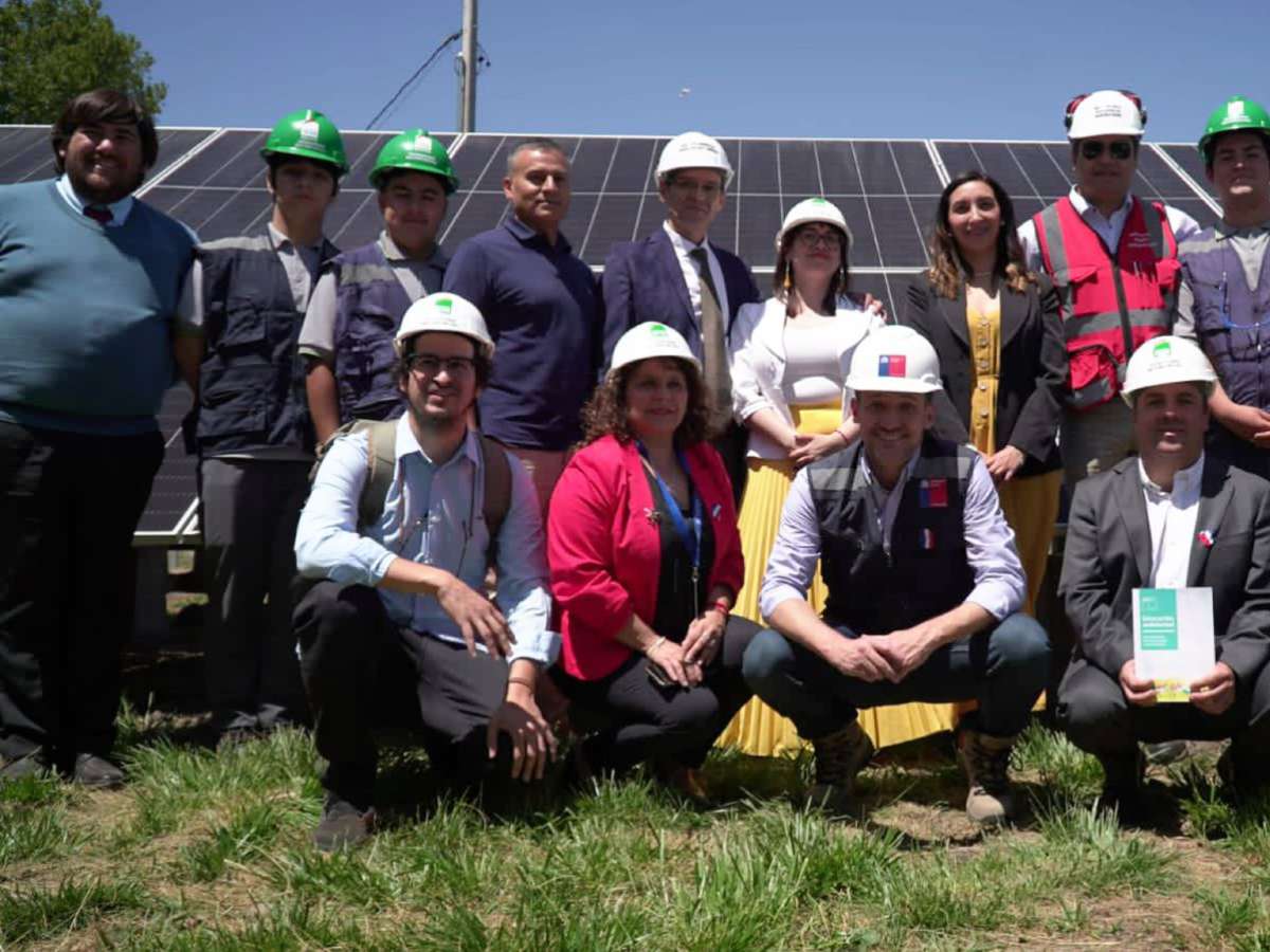 Ministro de Energía inauguró instalación de paneles fotovoltaicos en el liceo bicentenario agrícola Marta Martínez Cruz