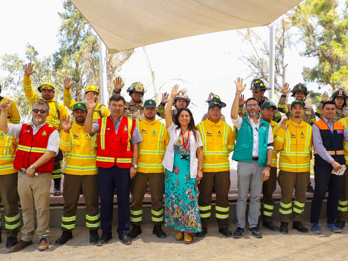 Ministro Valenzuela realiza llamado a no manipular fuegos artificiales ni globos de los deseos ante riesgo de incendios forestales en año nuevo 