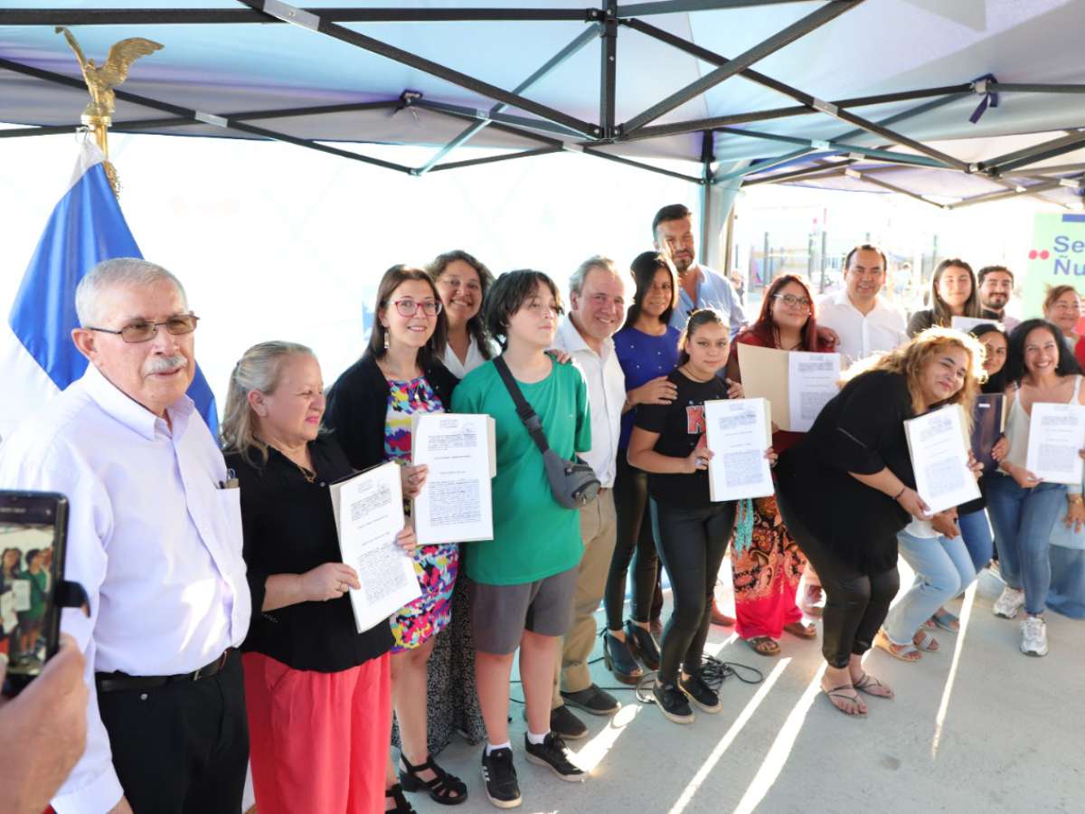 Vecinos del conjunto habitacional Barros Arana de Chillán Viejo recibieron las escrituras de sus casas
