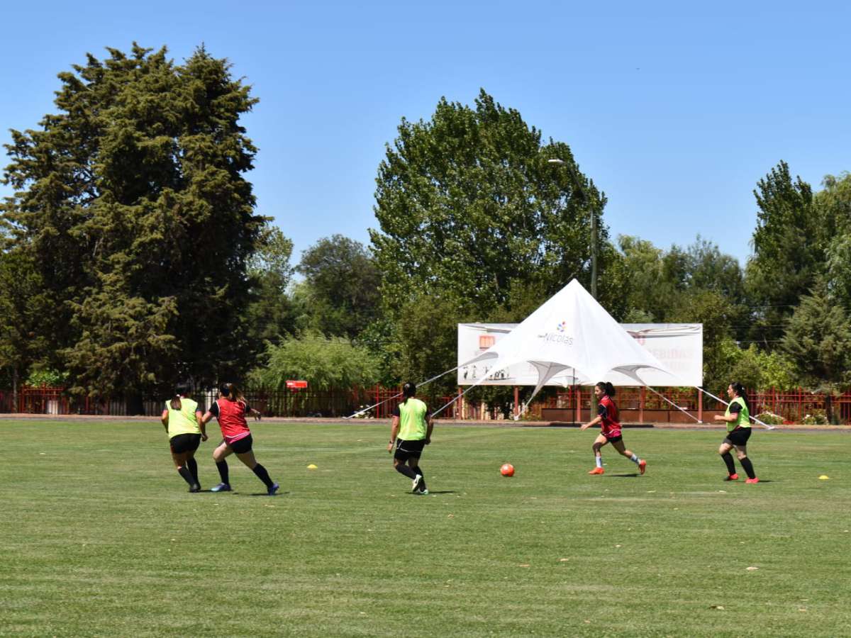 Apoyan a Selección Femenina de Fútbol de San Nicolás con implementación deportiva