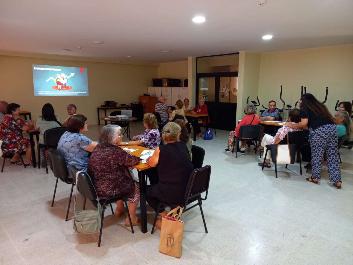 Adultos mayores de Chillán Viejo disfrutan de inédito ciclo de cine y conversatorio 