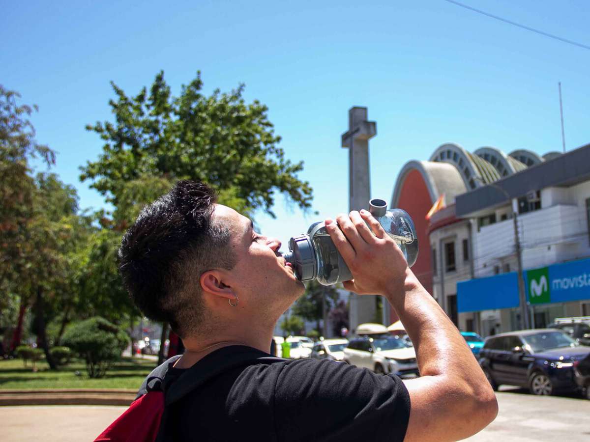 Olas de calor: expertos explican sus causas y entregan recomendaciones para el cuidado de adultos mayores