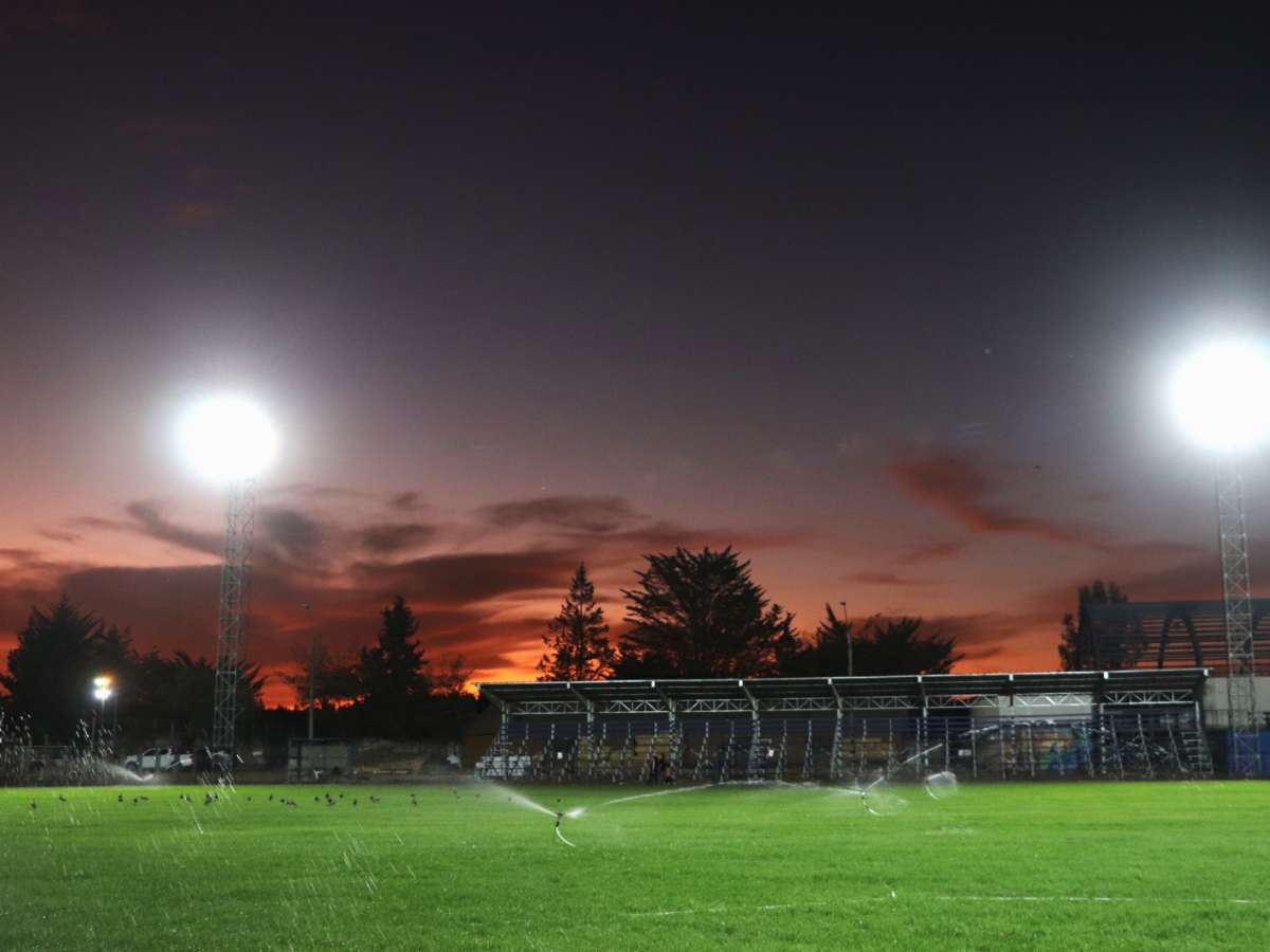 Mindep-IND invierte 347 millones de pesos para reparar estadios de Quirihue y Cobquecura