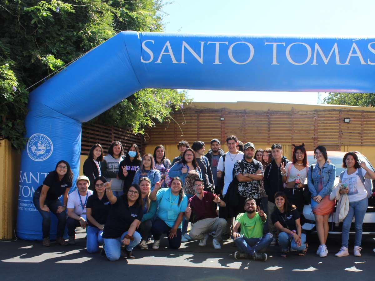 Estudiantes nuevos del Santo Tomás se estrenaron con vecinos de la población Martín Ruíz de Gamboa