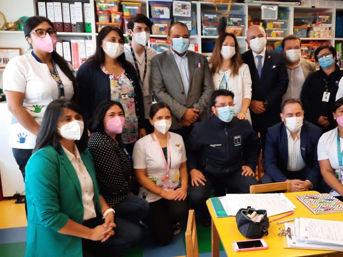 Equipo de Mi Jardín Al Hospital recibe visita del Ministro de Educación