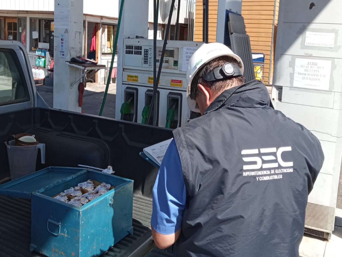 SEC Ñuble fiscaliza calidad del combustible y seguridad en estaciones de servicio de Bulnes y Quillón