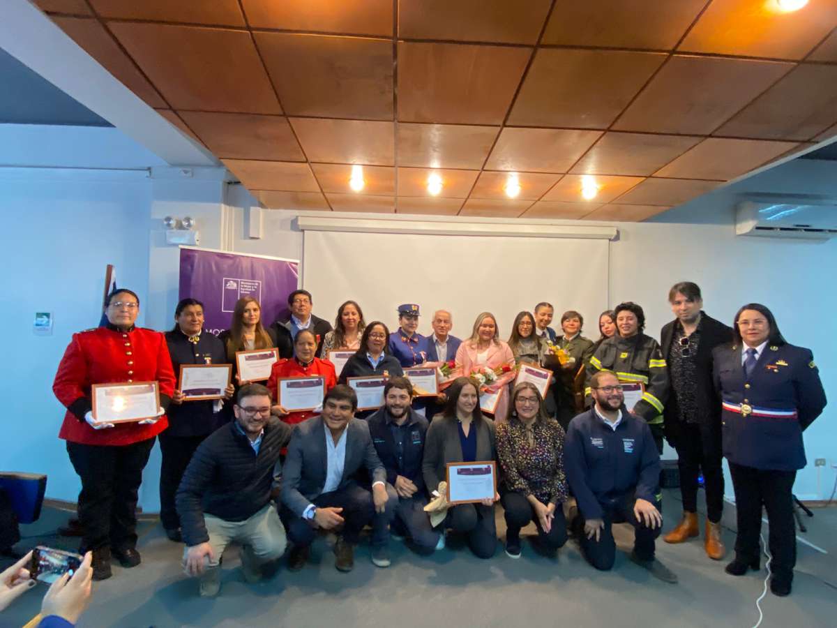 Con reconocimientos a la labor de bomberas en comunas afectadas por los incendios forestales cierran Mes de la Mujer