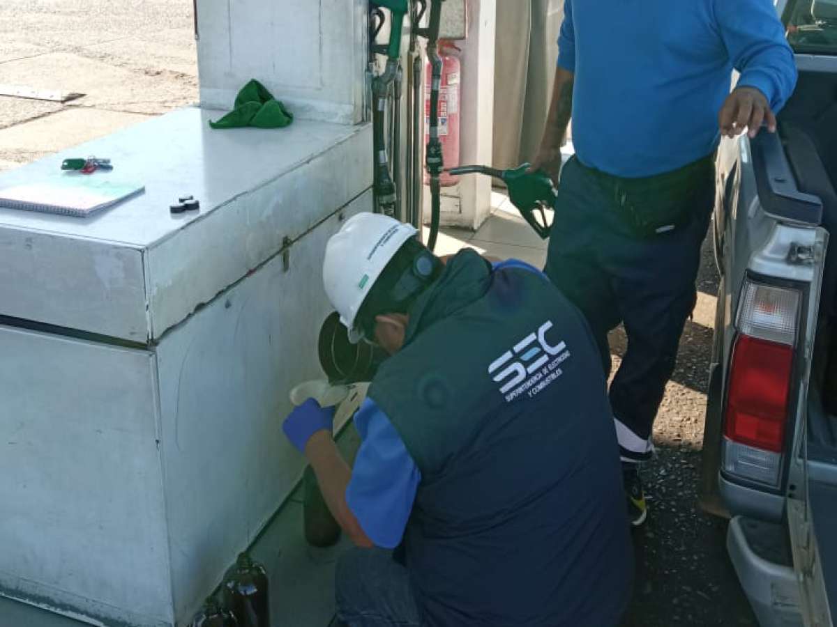 SEC Ñuble fiscaliza calidad del combustible y seguridad en estaciones de servicio de Bulnes y Quillón
