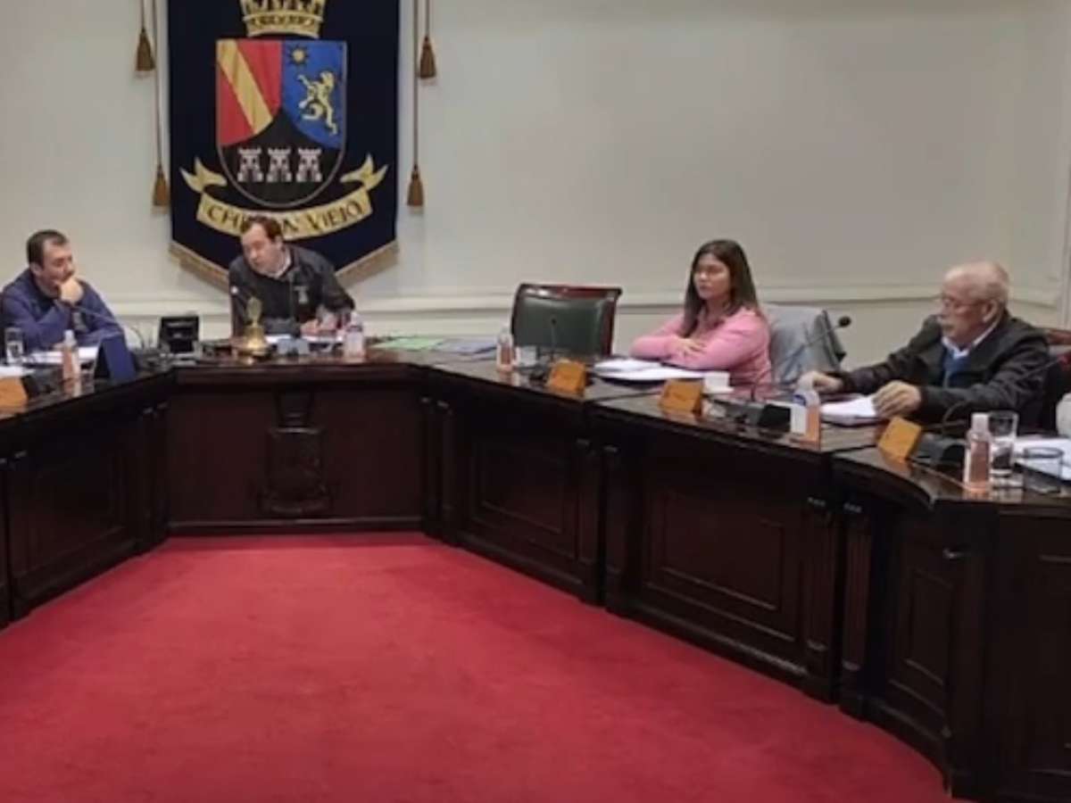 Alcalde de Chillán Viejo desata polémica en sesión del Concejo Municipal con actitud soberbia y despectiva hacia concejales