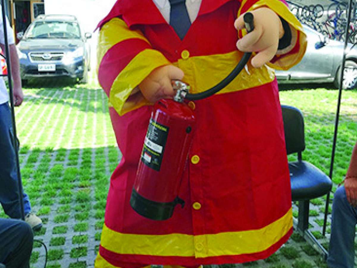 Dr. Simi realiza donativo a Bomberos en su 172 aniversario