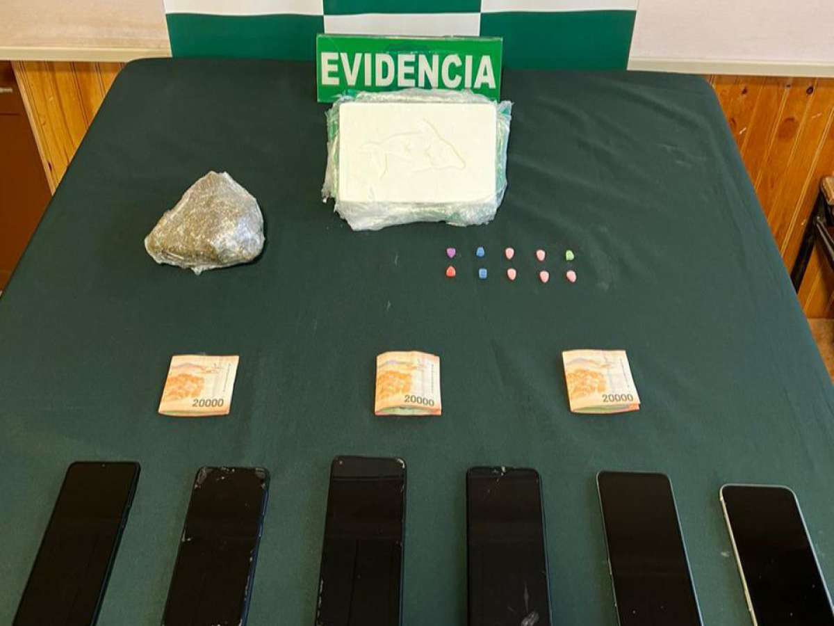 Carabineros del OS7 Ñuble detuvo en San Nicolás a 4 extranjeros que trasladaban en su vehículo 1.200 dosis de cocaína