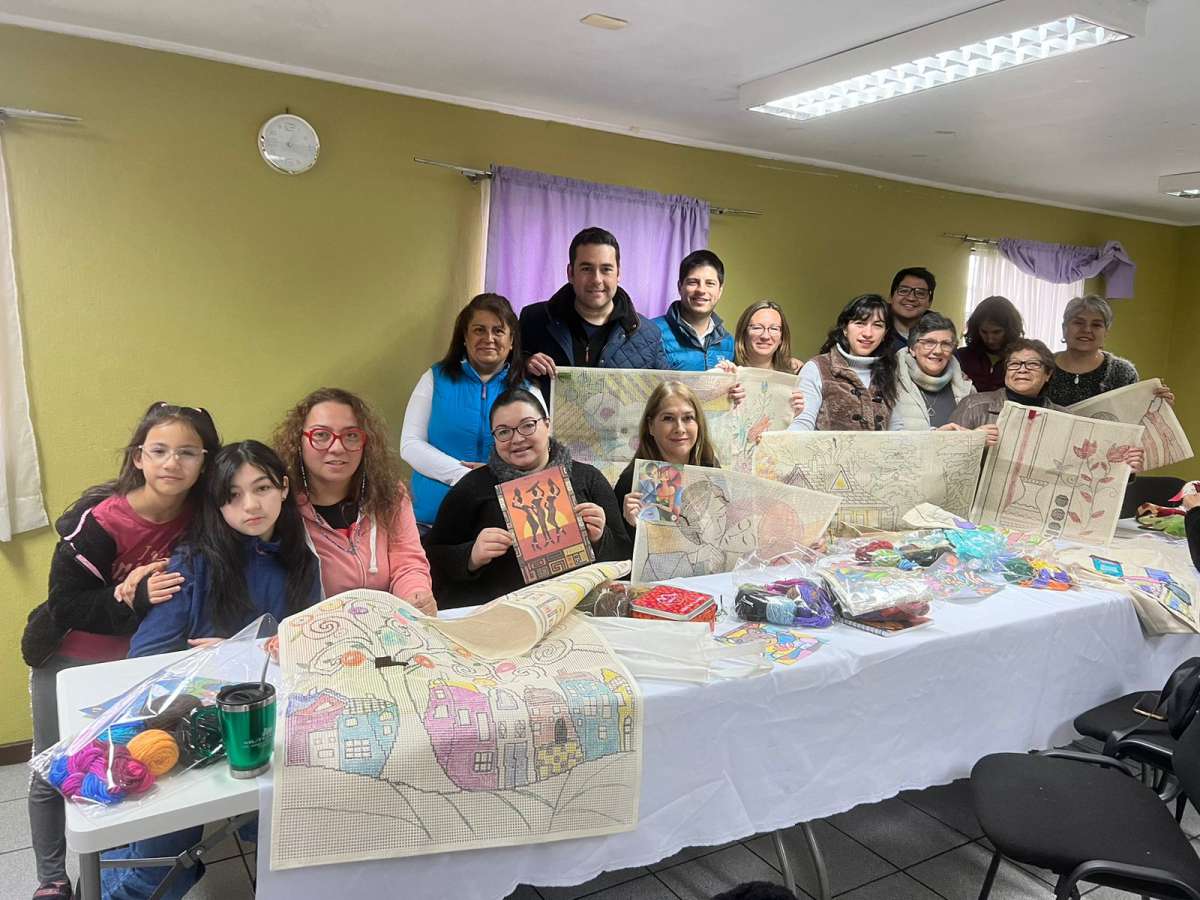Personeros públicos comparten con bordadoras de Mujeres Creando Redes en el Parque Lantaño