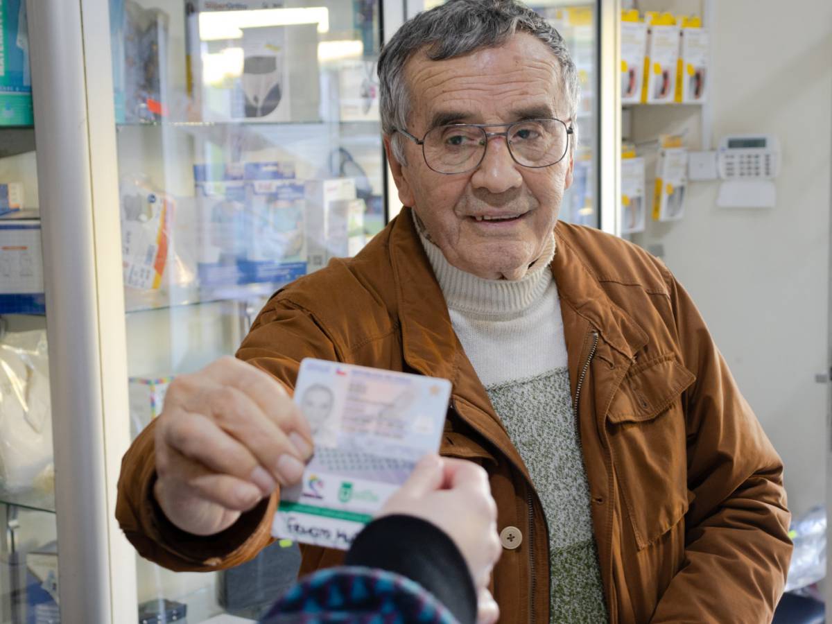 Iniciativa Municipal Brinda Tarjeta de Descuento a Adultos Mayores en Quillón para Aliviar la Carga Económica