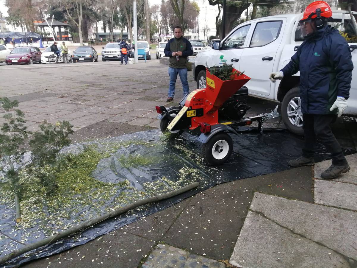 CONAF mostro hoy chipeadora que permitirá hacer limpieza de malezas y matorrales en lugares con peligro de incendios forestales