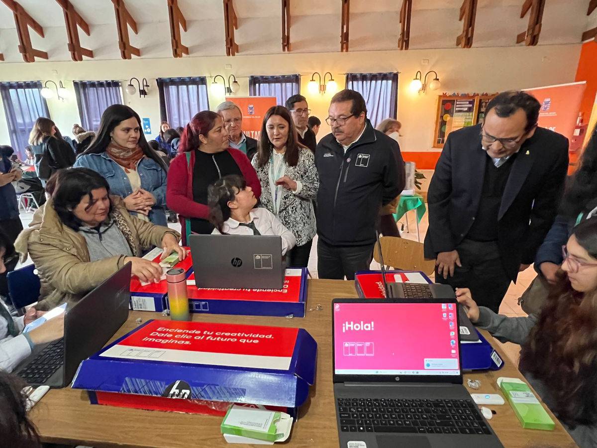 Seremi de Educación y directora regional (s) de Junaeb entregan Beca TIC 2023 que beneficiará a 4570 estudiantes de la región