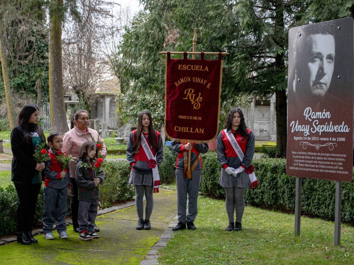 En emotivo acto en el cementerio municipal se recordó al cantante lírico Ramón Vinay a 112 años de su natalicio