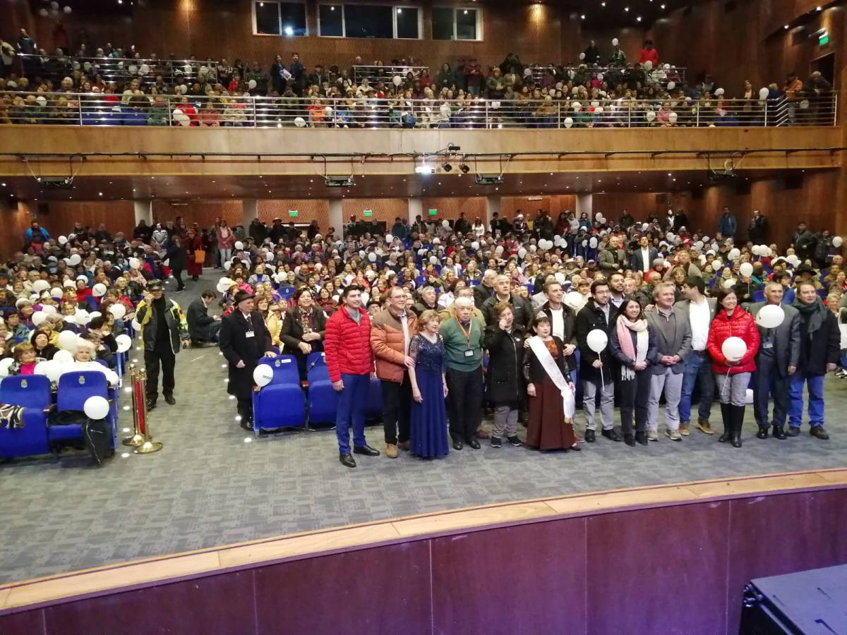 Adultos mayores revivieron este primer día de septiembre en Chillán el tradicional abrazo tras haber pasado agosto