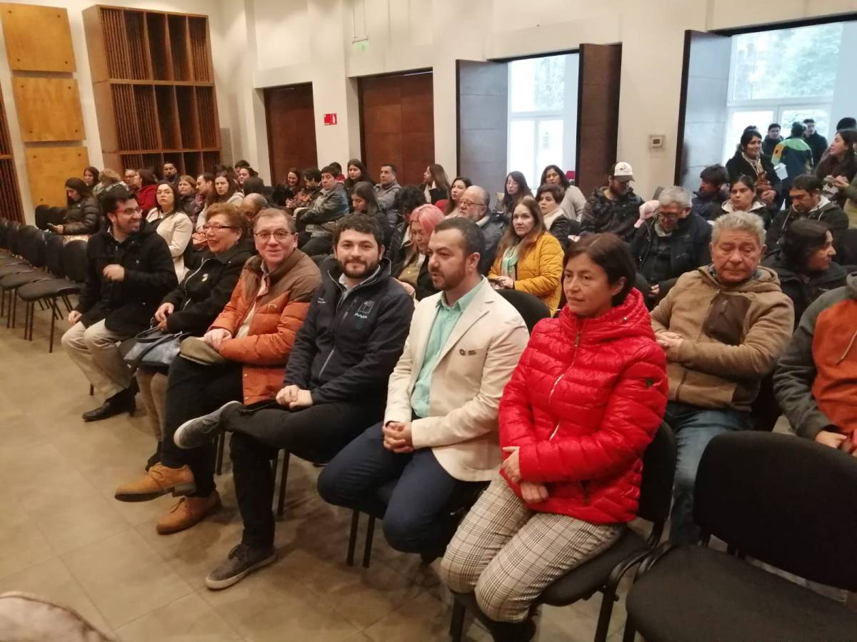 En uno de los salones del Teatro Municipal se desarrolló en Chillán ceremonia de certificación de micro y pequeñas empresas beneficiarias de programas Sercotec