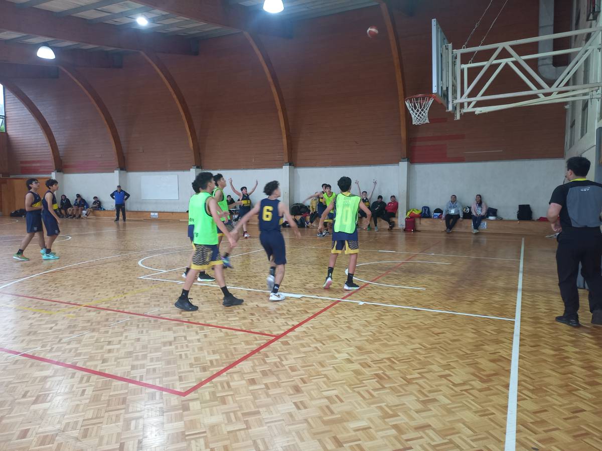 Colegio Concepción de Chillán avanza en los Deportivos Escolares tras vencer a Junior College de Arica en emocionante partido de Básquetbol Masculino