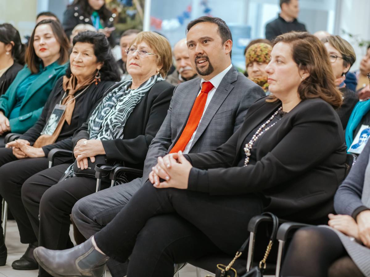 Develan placa conmemorativa de los 50 años del Golpe de Estado en el Gobierno Regional