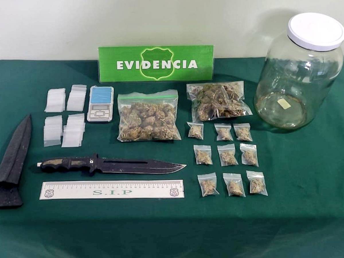Carabineros detuvo anoche a sujetos que fueron sorprendidos vendiendo drogas en plaza de armas de San Ignacio