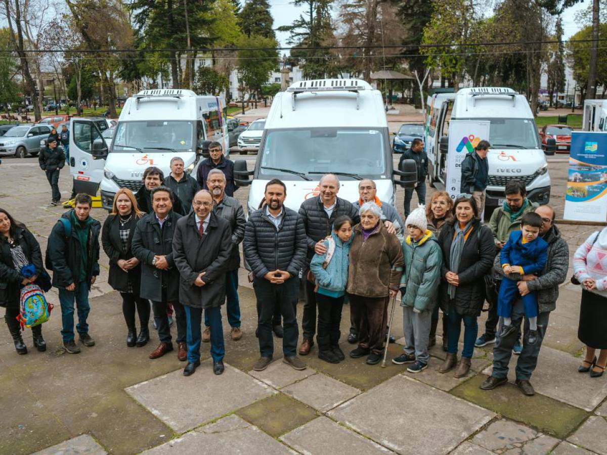 Gobernador de Ñuble hizo entrega de minibuses inclusivos para las comunas de San Carlos, San Fabián, Ñiquén y Coihueco de la provincia de Punilla