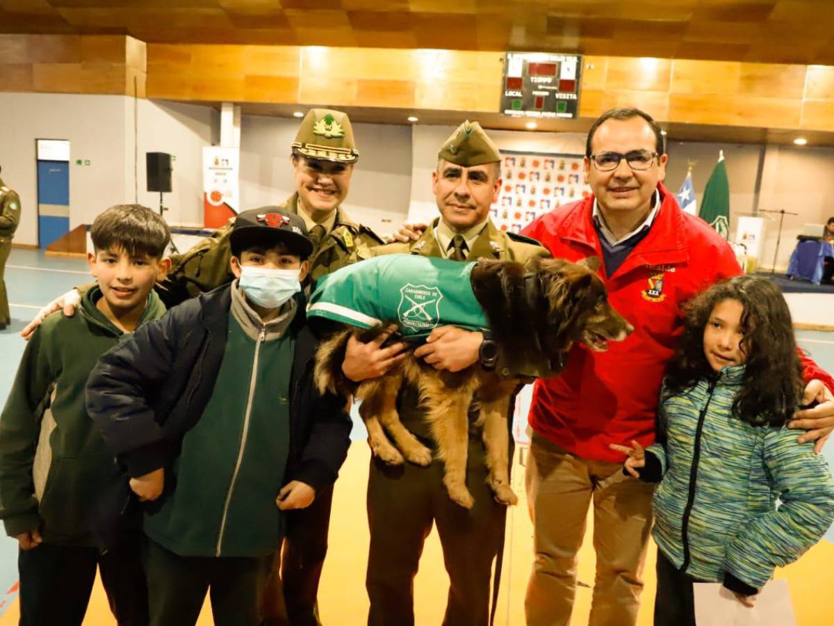 Estudiantes de Chillán Viejo disfrutaron con el grupo de adiestramiento canino de Carabineros