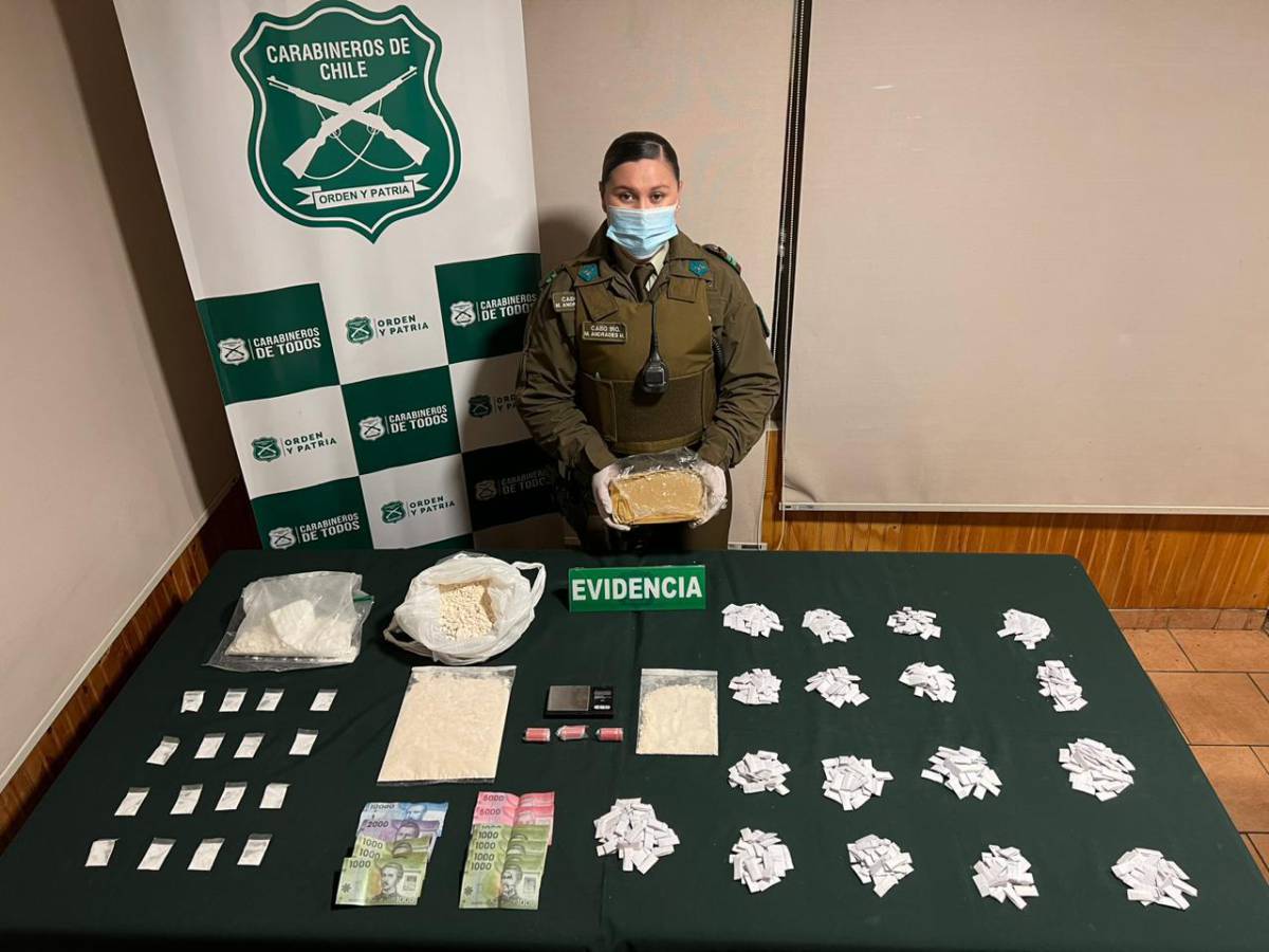 En contexto del plan Calles sin Violencia Carabineros del OS7 detuvo a 2 sujetos por tráfico de cocaína y pasta base