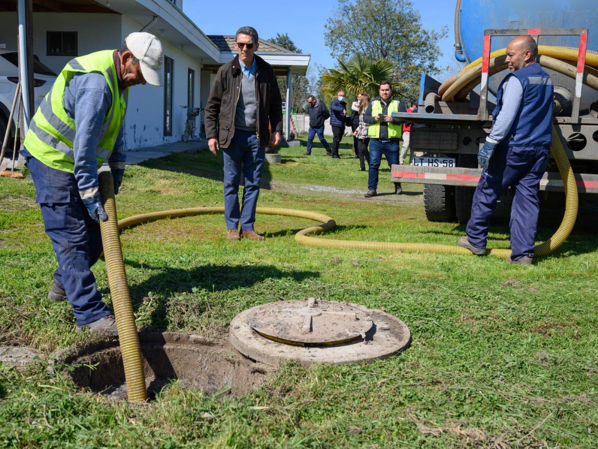 Municipalidad canaliza limpieza de fosas en sectores rurales de Chillán, afectados por las inundaciones